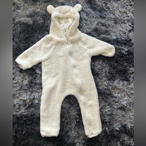 ❤️❤️ Plush White Bear Hooded Baby One-Piece with Ears
Size 6-9 months